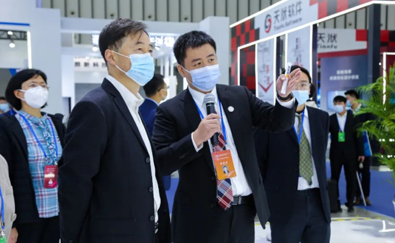 江蘇省工信廳副廳長池宇視察亨通展臺(tái)