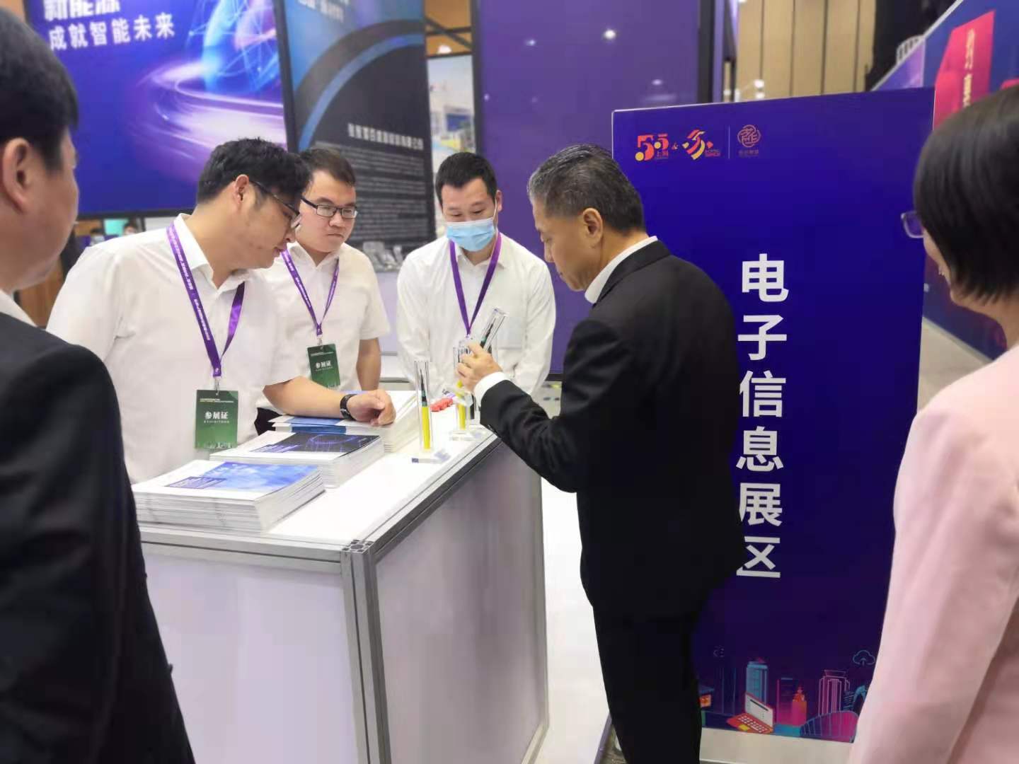 楊市長(zhǎng)、方書記親臨亨通展位 | 2021首屆蘇州超級(jí)產(chǎn)地節(jié)(圖6)
