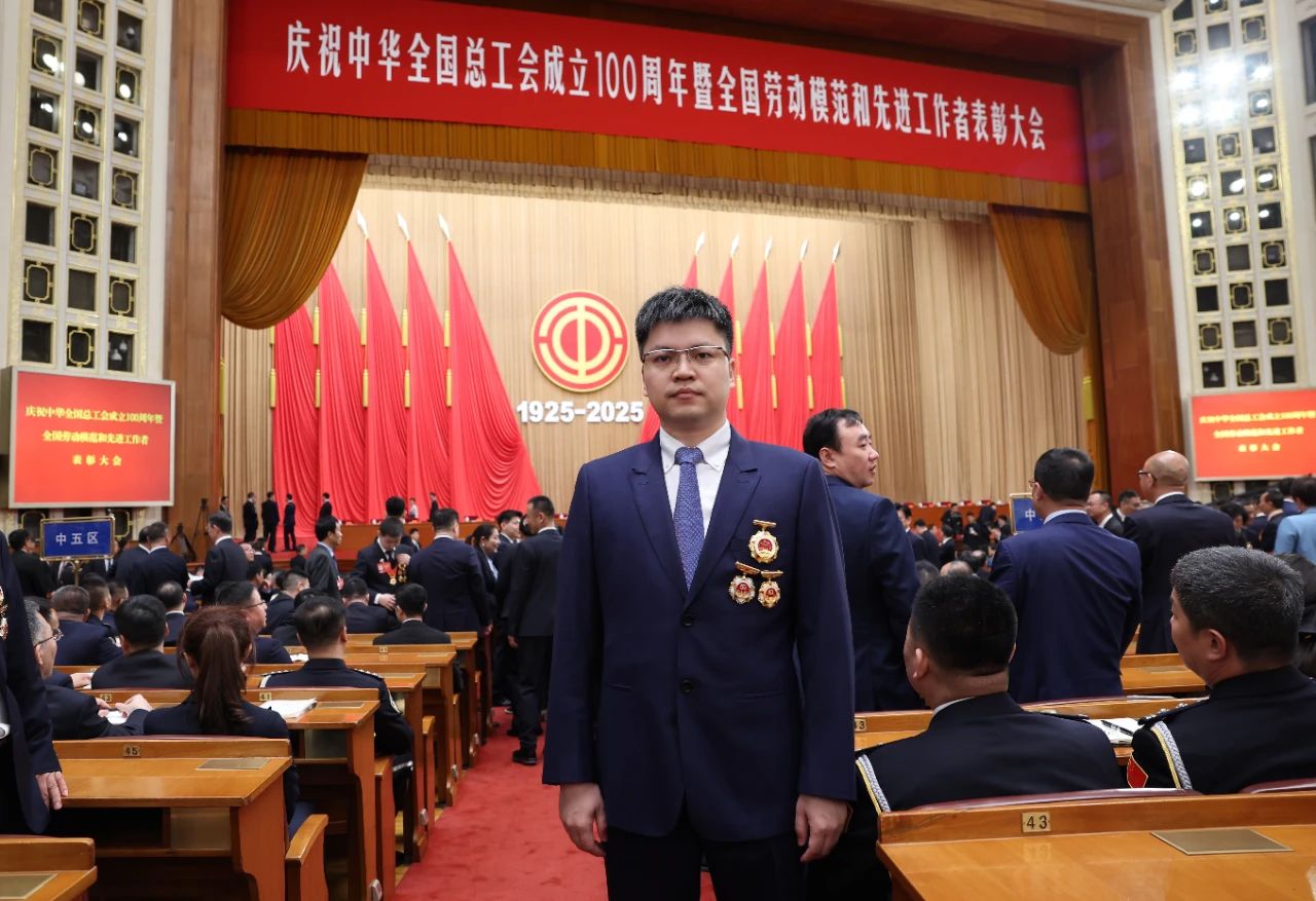 崔巍在人民大會堂接受“全國勞動模范”榮譽表彰！